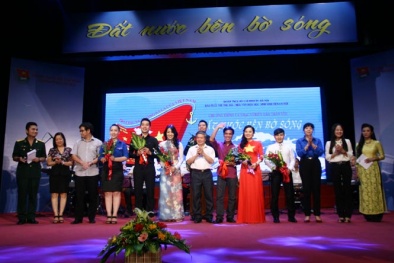 Yêu lắm, Tổ quốc tôi bên bờ sóng...